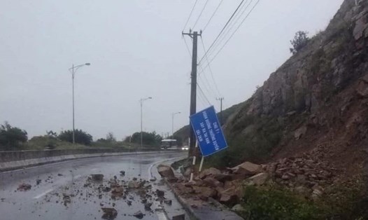 Mưa lớn làm sạt lở đá tại một số vị trí trên đèo Cù Hin ở Nha Trang. Ảnh: Vĩnh Trường