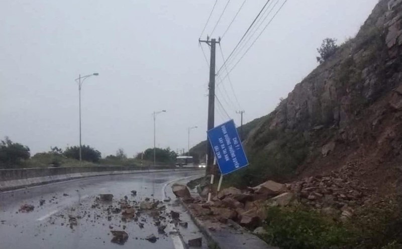 Heavy rain caused landslides at some locations on Cu Hin Pass in Nha Trang. Photo: Vinh Truong