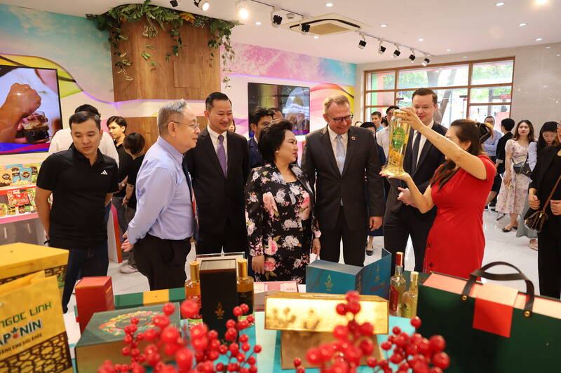 Opening of the week of Trade Connection and introduction of food and foodstuff products. Photo: ITPC