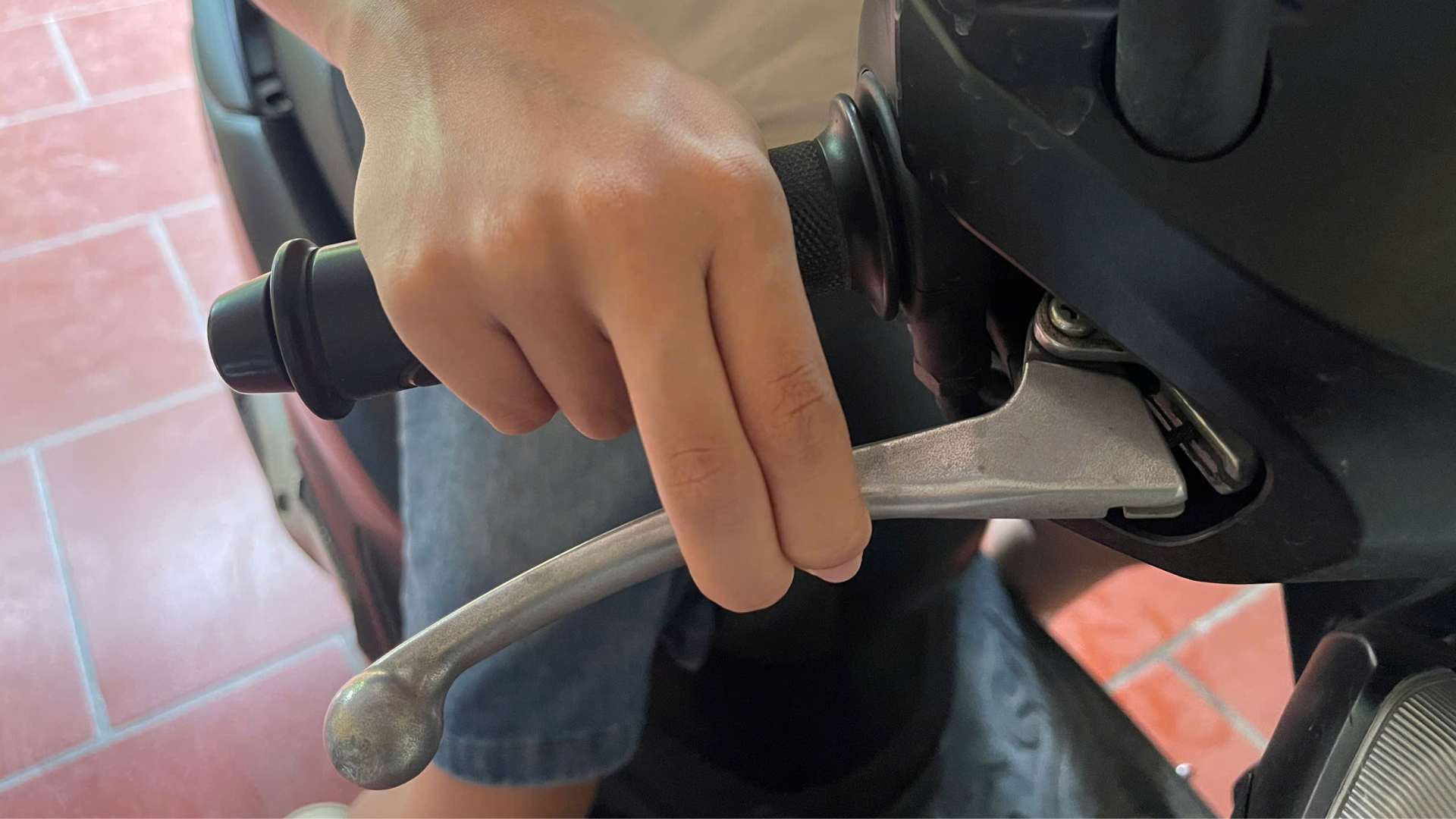 New scooter drivers need to know a few things to ensure safety. Photo: Ngoc Diep