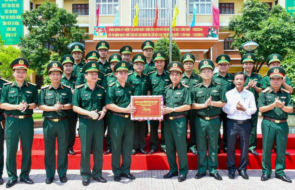 Voi nhung thanh tich xuat sac trong 60 nam qua, BDBP tinh Thua Thien Hue da vinh du duoc Dang, Nha nuoc va cac bo, ban, nganh trung uong, dia phuong tang thuong nhieu phan thuong cao quy.