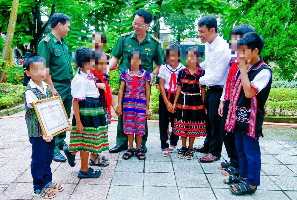 Nhan ngay truyen thong BDBP tinh Thua Thien Hue, moi can bo, chien si nhan ro trach nhiem va vinh du, tiep tuc phan dau cung toan Dang, toan dan, toan quan day manh thuc hien sang tao, thiet thuc, hieu qua cao Ngay Bien phong toan dan.