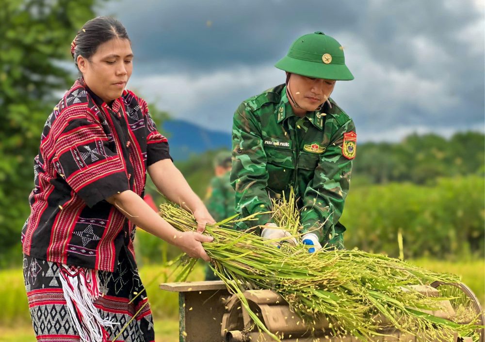 Ben canh do, BDBP tinh Thua Thien Hue cung lam tot cong tac tham muu voi cap uy, chinh quyen dia phuong cung co co so chinh tri, phat trien kinh te - xa hoi dia phuong, tham gia phong, chong lut bao, khac phuc hau qua thien tai va tim kiem cuu ho, cuu nan... gop phan xay dung khu vuc bien gioi ngay cang vung manh.