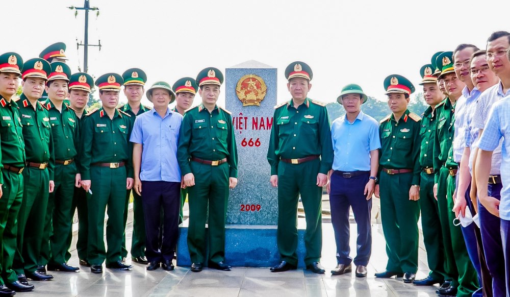  Dai tuong Phan Van Giang, Uy vien Bo Chinh tri, Pho Bi thu Quan uy Trung uong, Bo truong Bo Quoc phong kiem tra tai khu vuc bien gioi huyen A Luoi, tinh Thua Thien Hue. 