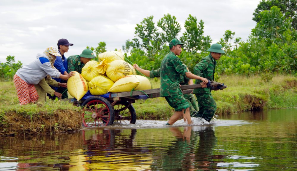 Bo doi giup do nguoi dan khu vuc bien gioi phat trien kinh te-xa hoi, xoa doi giam ngheo.