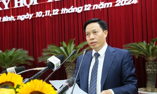 Ông Lại Văn Hoàn - Phó Chủ tịch UBND tỉnh Thái Bình báo cáo tình hình phát triển kinh tế - xã hội năm 2024, mục tiêu, nhiệm vụ, giải pháp chủ yếu năm 2025. Ảnh: Hà Linh