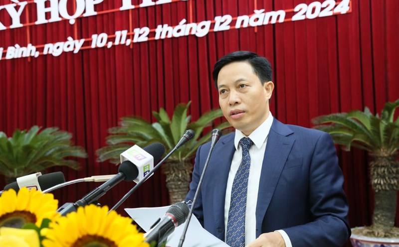 Mr. Lai Van Hoan - Vice Chairman of Thai Binh Provincial People's Committee reported on the socio-economic development situation in 2024, goals, tasks and main solutions in 2025. Photo: Ha Linh