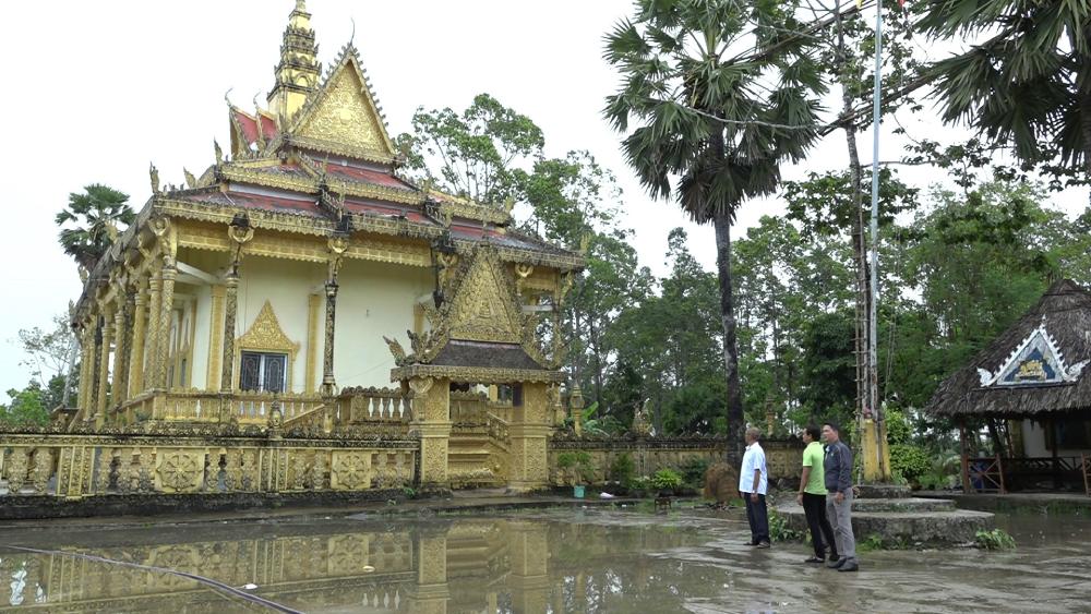 Doan can bo tham chua Nam tong Khmer o xa Ngoc Chuc. Anh: Xuan Nhi