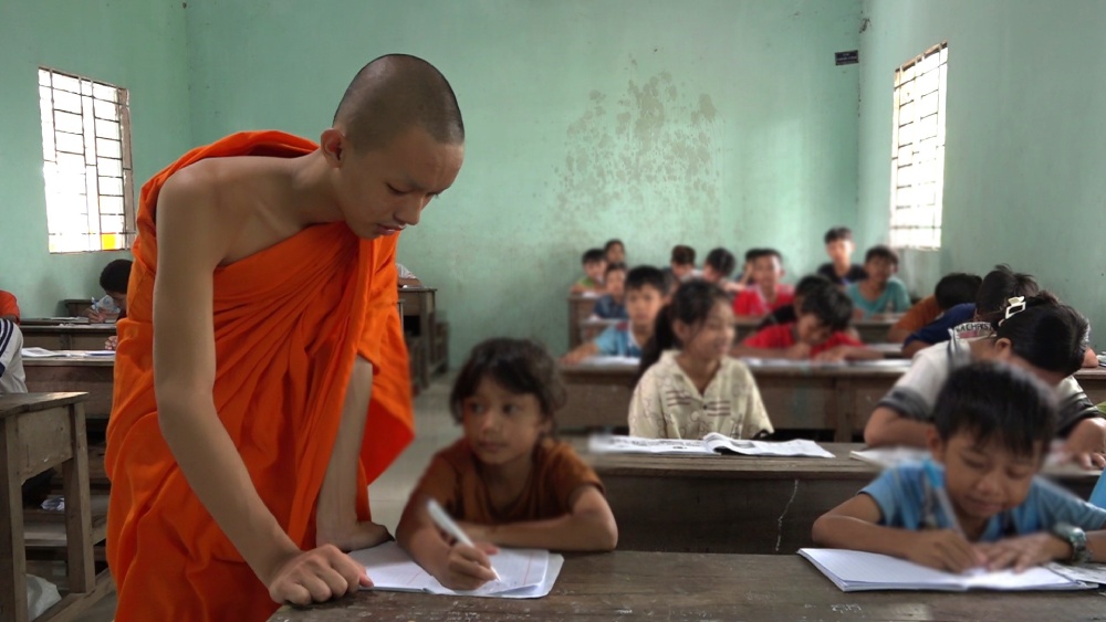 Day chu Khmer cho cac em hoc sinh dong bao dan toc. Anh: Xuan Nhi