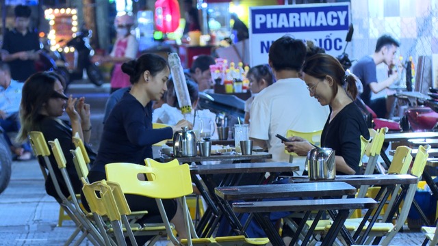 Staying up late causes many young people to suffer from chronic diseases early. Photo: NGUYEN LY