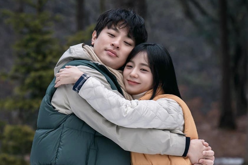 Park Jung Min and Jisoo in the movie "Newtopia". Photo: Producer