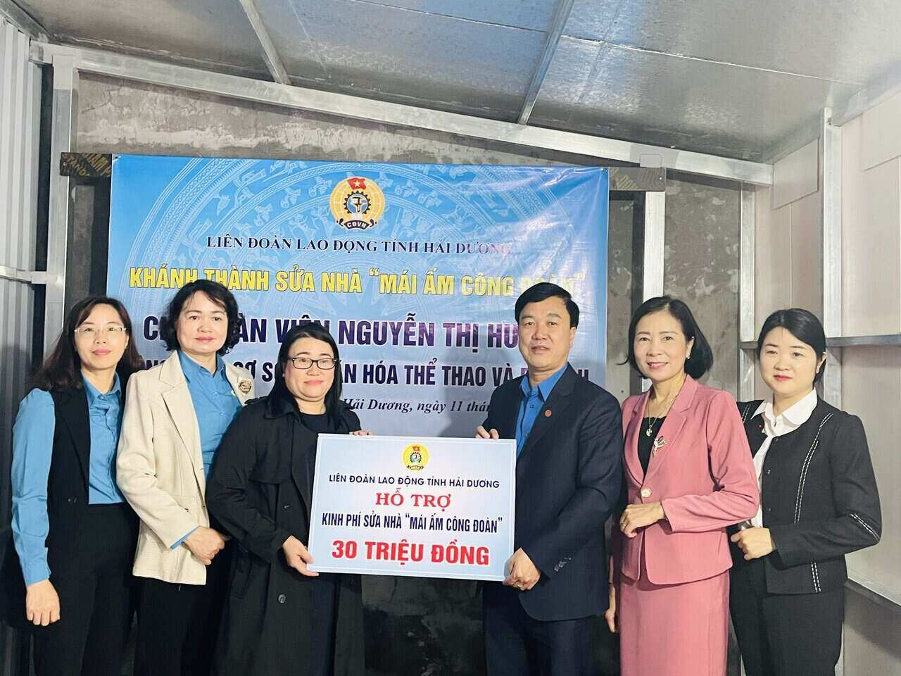 LDLD tinh Hai Duong trao ho tro 30 trieu dong sua nha Mai am Cong doan cho doan vien Nguyen Thi Huong. Anh: Mai Huong