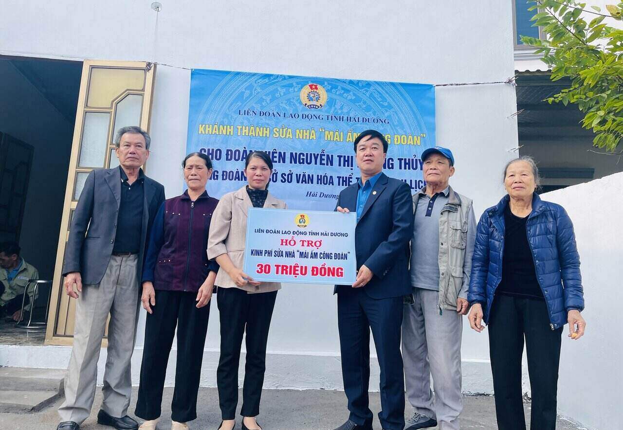Hai Duong Provincial Labor Federation awarded 30 million VND in support to repair the Trade Union Shelter. Photo: Mai Huong