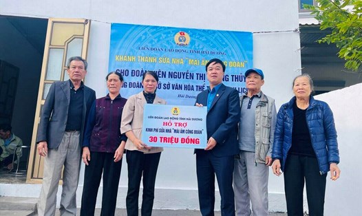 LĐLĐ tỉnh Hải Dương trao hỗ trợ 30 triệu đồng sửa nhà Mái ấm Công đoàn. Ảnh: Mai Hương