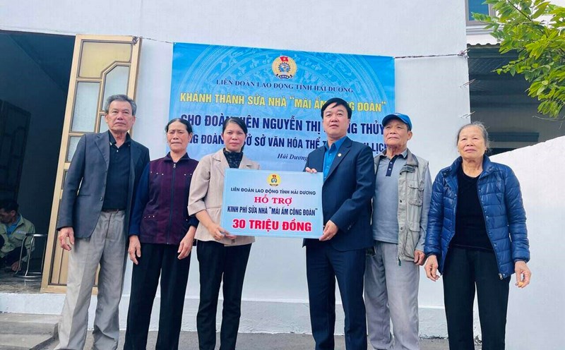 Hai Duong Provincial Labor Federation awarded 30 million VND in support to repair the Trade Union Shelter. Photo: Mai Huong