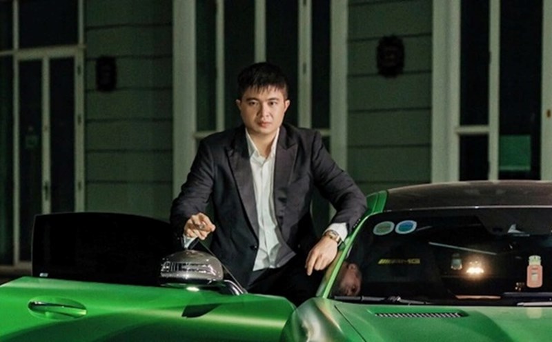 TikToker Mr Pips Pho Duc Nam always appears with a flashy, luxurious look with many supercars and branded items. Screenshot