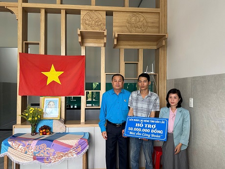 The Labor Federation of Cu M'gar district presented financial support for "Union Shelter" to teacher Huynh Thi My Hanh. Photo: Thanh Quang