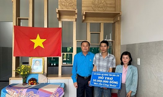 Liên đoàn Lao động huyện Cư M’gar trao hỗ trợ kinh phí "Mái ấm Công đoàn" cho giáo viên Huỳnh Thị Mỹ Hạnh. Ảnh: Thanh Quang