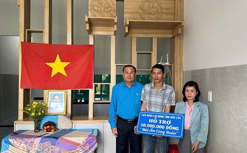 The Labor Federation of Cu M'gar district presented financial support for "Union Shelter" to teacher Huynh Thi My Hanh. Photo: Thanh Quang