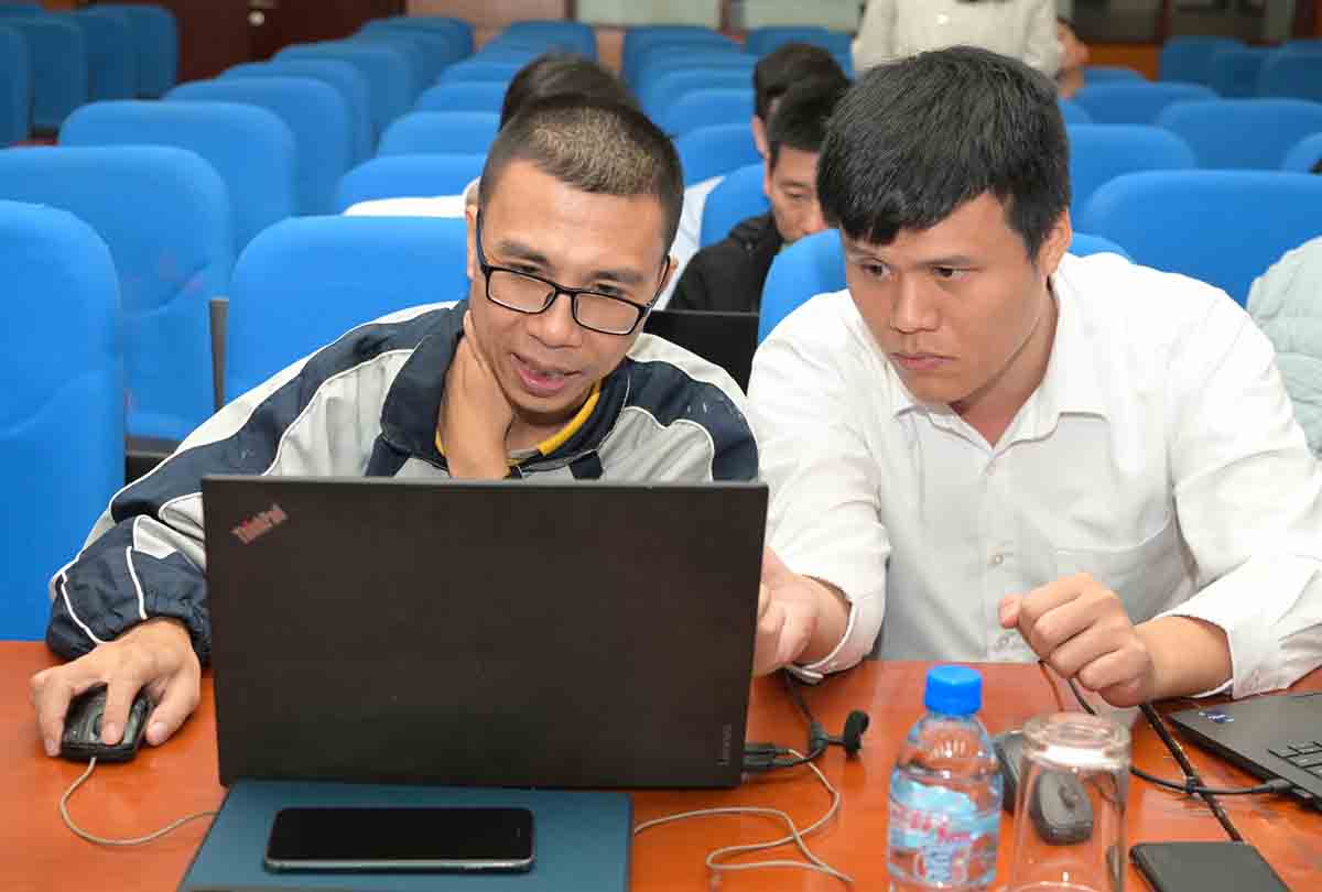 The specialized officers participated in the drill seriously and fully, complying with the regulations and instructions of the Organizing Committee on network security. Photo: PVN.