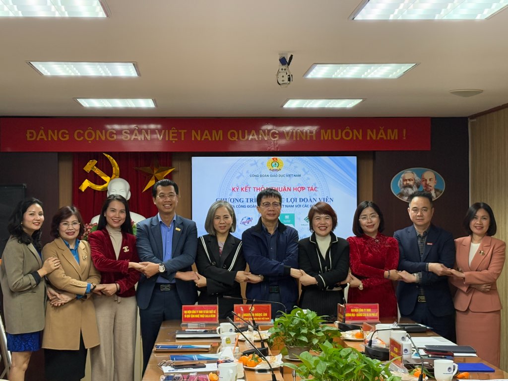 Leaders of the Vietnam Education Trade Union and representatives of 6 partners signed a cooperation agreement on welfare for union members and workers. Photo: Bao Han