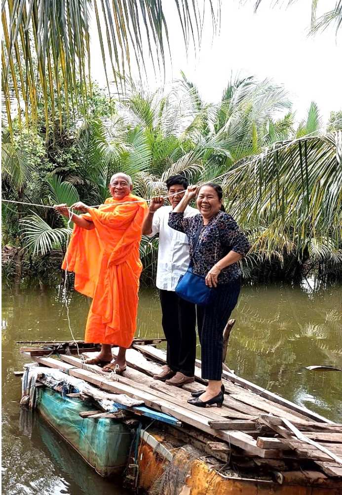 Ngoai 60 tuoi, Hoa thuong Danh Lung khong ngai kho ngai kho, van het minh  voi cong tac xa hoi. Anh: Xuan Nhi