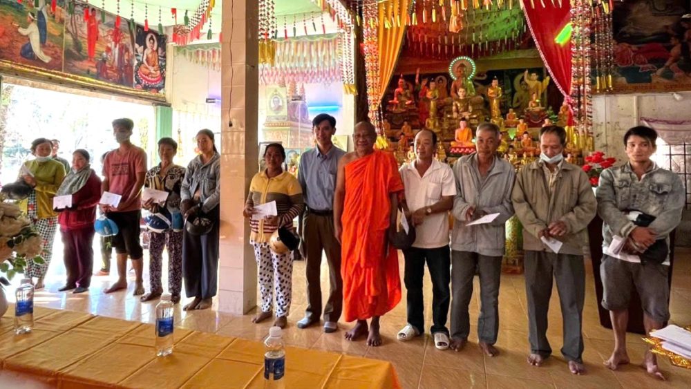 Venerable Danh Lung and representatives of the Vietnam Fatherland Front Committee of An Bien district presented support money to Khmer households in difficult circumstances. Photo: Xuan Nhi