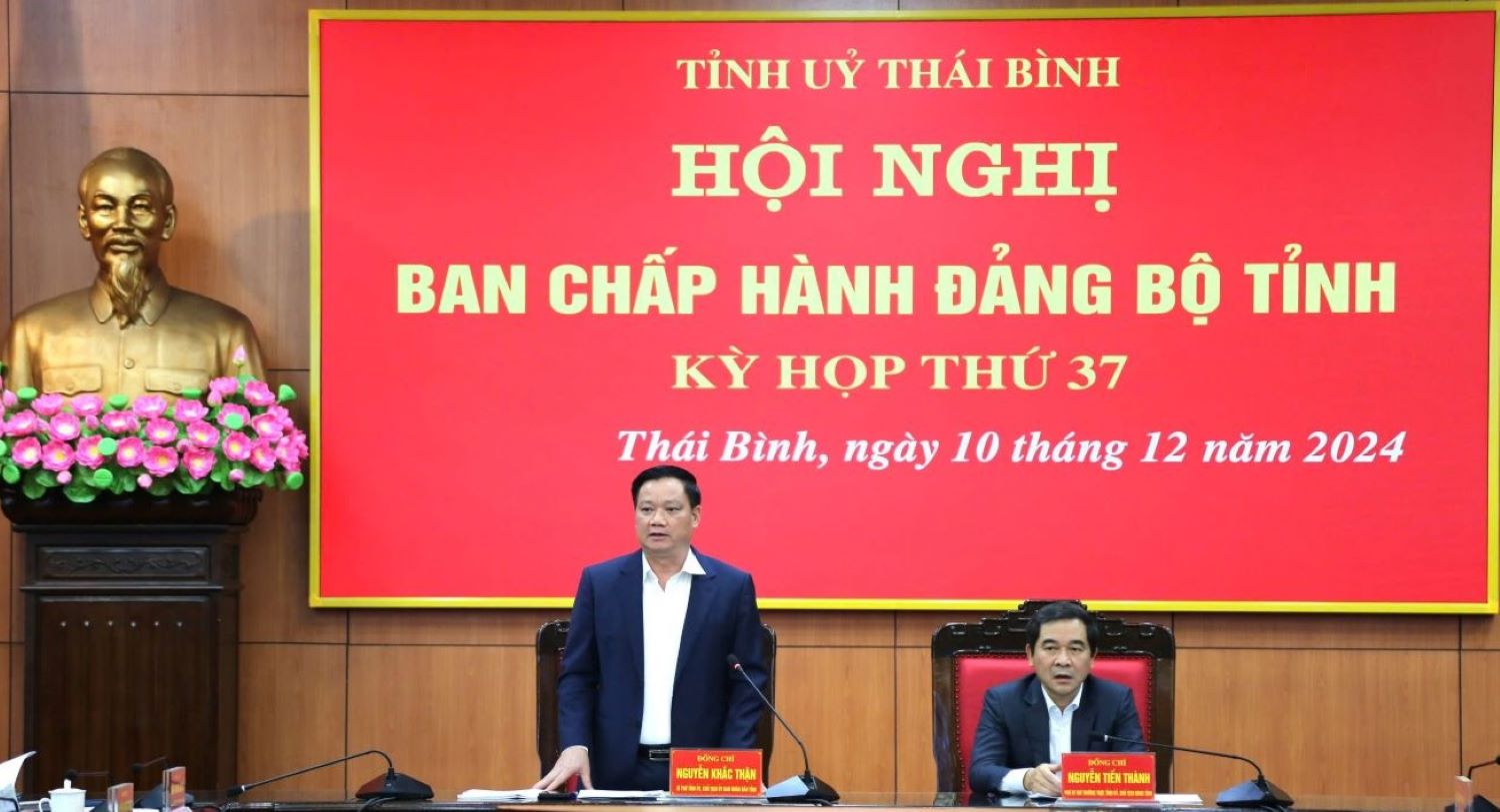 Secretary of the Provincial Party Committee, Chairman of the People's Committee of Thai Binh province Nguyen Khac Than gave a speech at the 37th meeting of the Provincial Party Committee to discuss and agree on a plan to reorganize and streamline the apparatus. Photo: Nam Hong