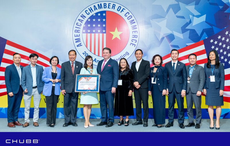 Mr. Marc E. Knapper, Ambassador of the United States of America to Vietnam presented the Award to the representative of Chubb Life Vietnam. Photo: Chubb
