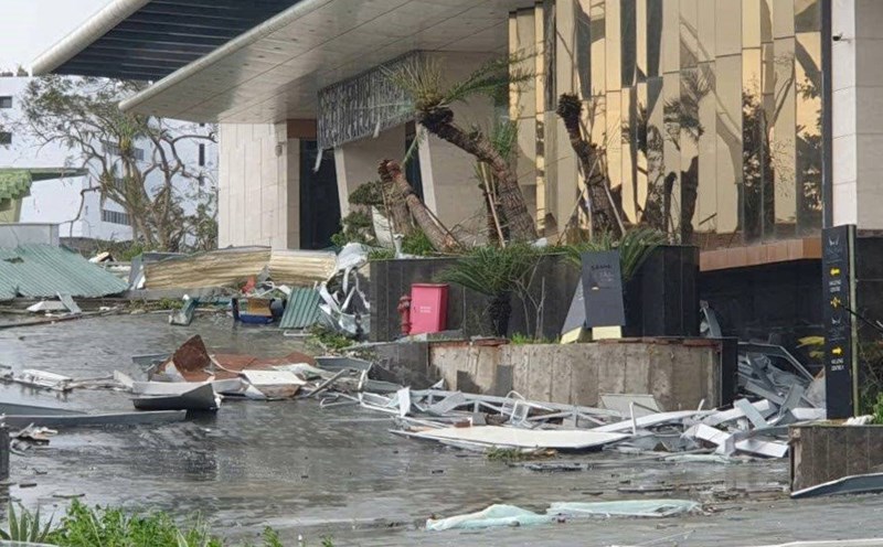 Many hotels in Quang Ninh suffered heavy damage caused by storm No. 3. Photo: Nguyen Hung