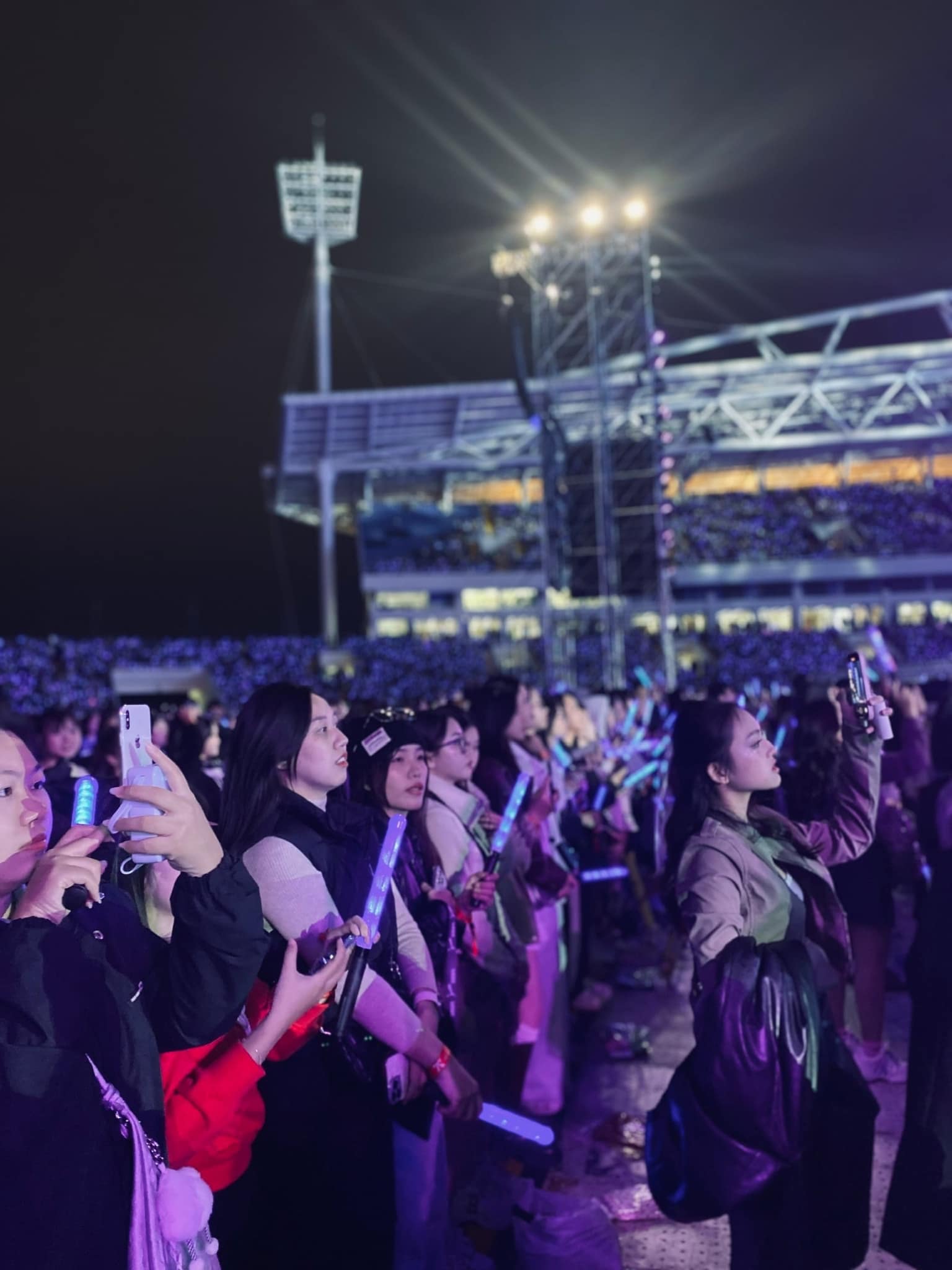 Fan nu chiem ti le ap dao tren san My Dinh 2 concert cua Anh trai say hi. Anh: Mi Lan