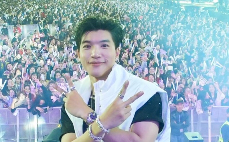 HIEUTHUHAI expressed his love for fans in Hanoi. Photo: Producer