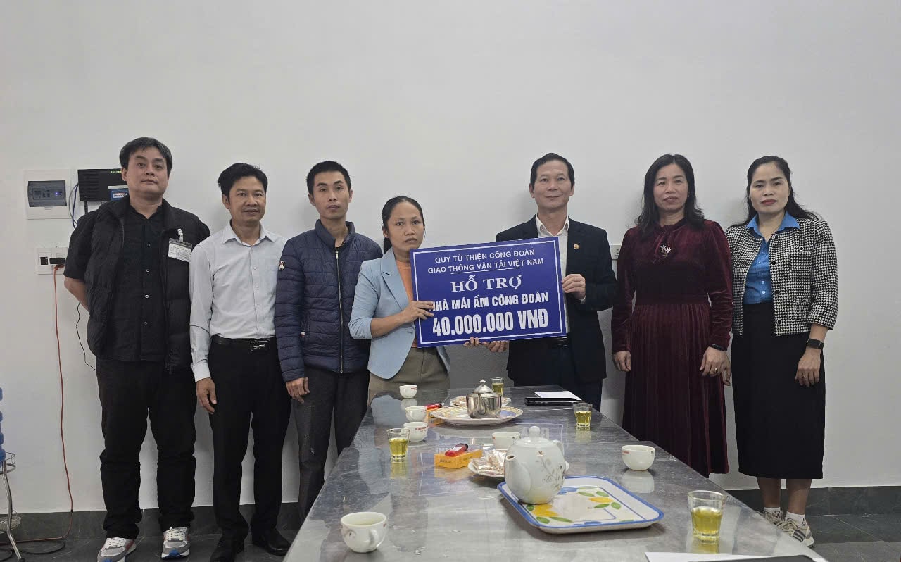 Representatives of the Ninh Binh Provincial Federation of Labor presented money to support the construction of a "Union Shelter" house for the family of union member Nguyen Thi Ngoc Lan. Photo: Nguyen Truong