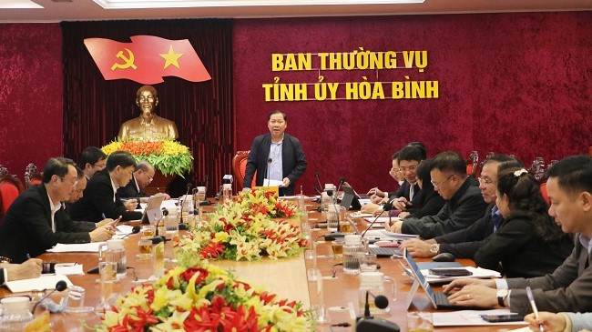 The Standing Committee of the Hoa Binh Provincial Party Committee held a meeting of the Steering Committee for the Program to Eliminate Temporary and Dilapidated Houses for the Poor in the Province. Photo: Le Hue.