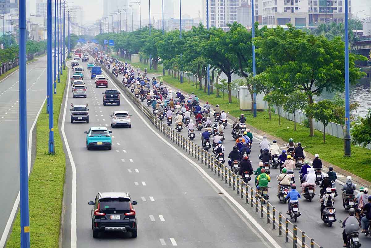 Vo Van Kiet Street, Ho Chi Minh City after completing the dismantling of the median strip. Photo: Chan Phuc