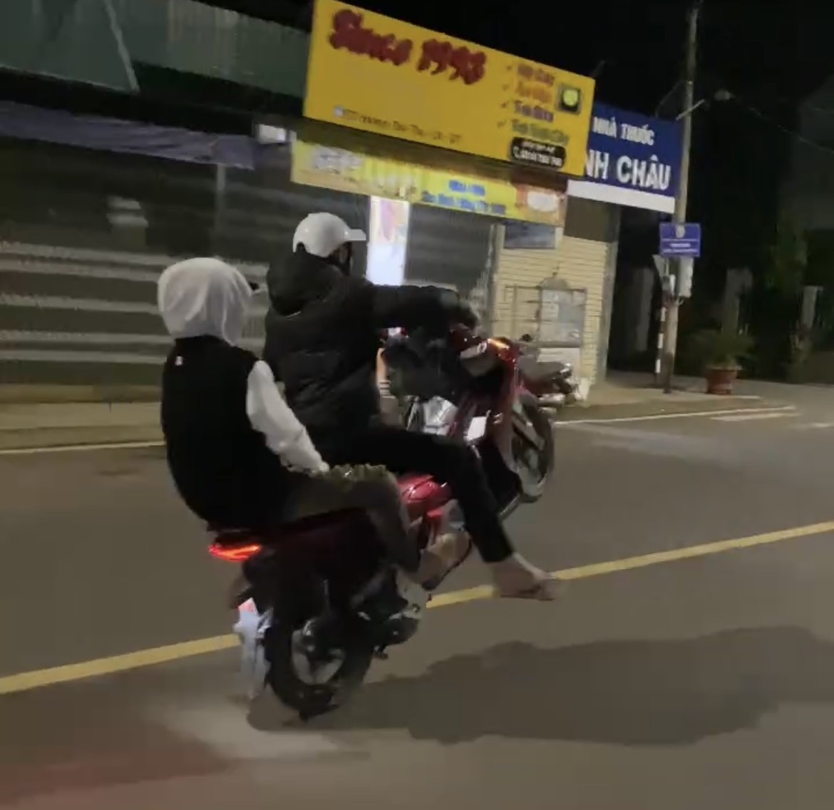 Hình ảnh thiếu niên bốc đầu, phóng nhanh, vượt ẩu trên Quốc lộ 20 đoạn qua thị trấn Liên Nghĩa, Đức Trọng. Ảnh: Người dân cung cấp