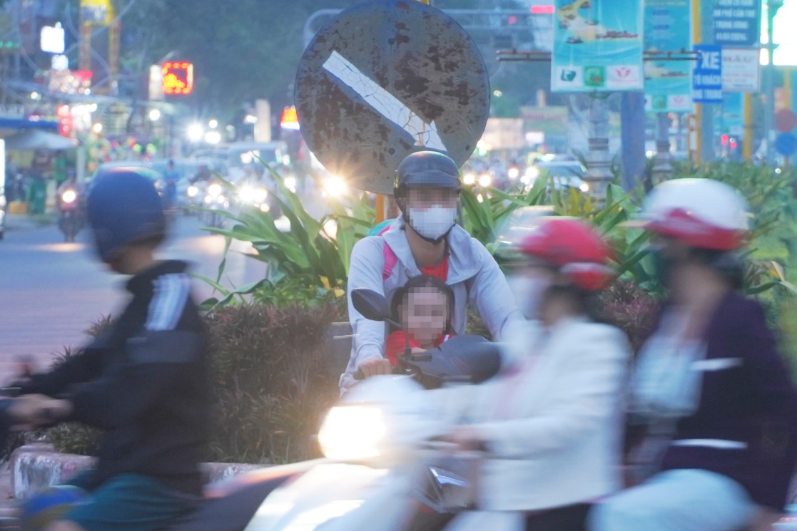 Ngoai hoc sinh tieu hoc hay trung hoc co so thi cac em nho hon cung khong duoc bo me doi mu. Anh: Ta Quang