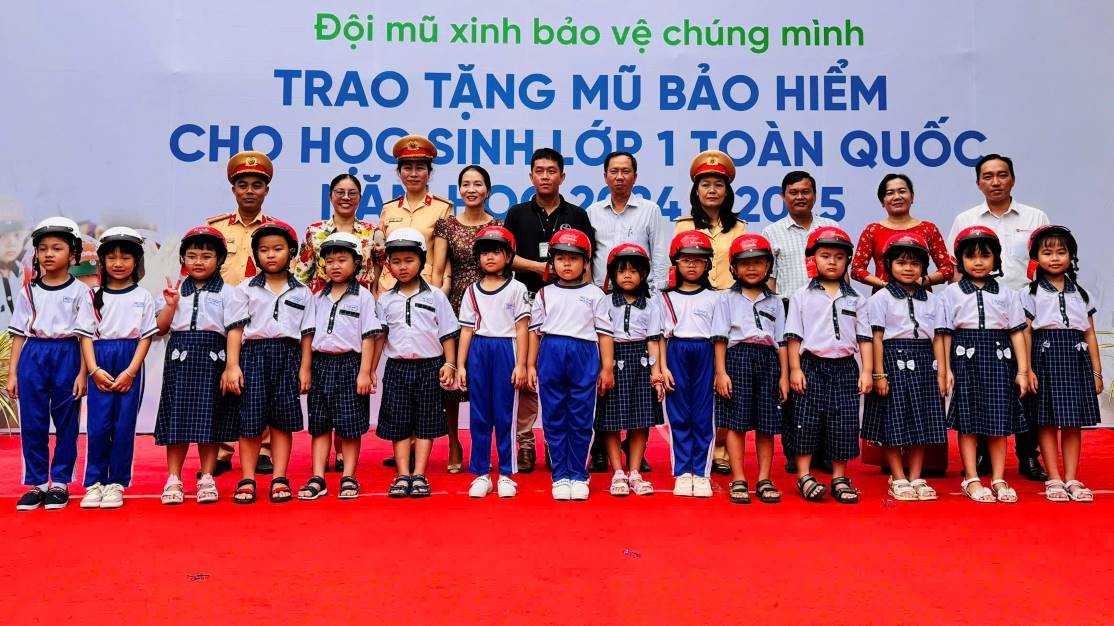 Truoc do, Ban ATGT TP Can Tho phoi hop voi cac don vi lien quan da tang mu bao hiem cho hoc sinh lop 1 tren dia ban. Anh: Nguyen Viet