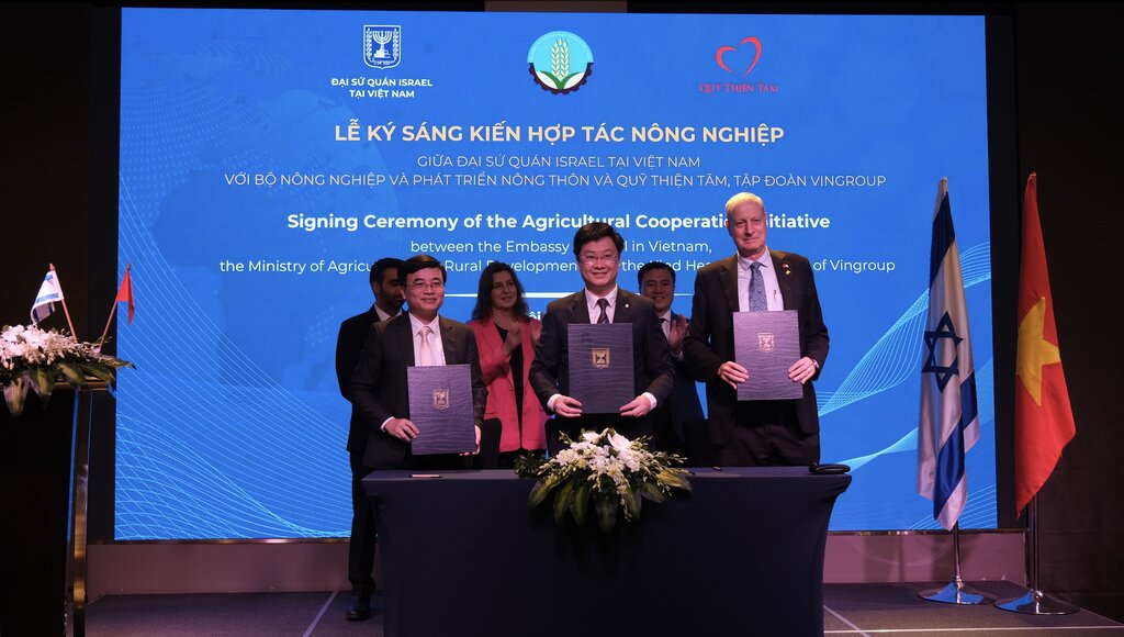 Signing ceremony of the agreement on transfer of modern irrigation technology between Israel and Vietnam on December 11. Photo: Embassy of Israel in Vietnam