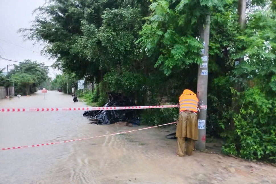 Luong chuc nang giang day canh bao nguy hiem tai vi tri ngap nuoc tren dia ban xa Hoa Tam, thi xa Dong Hoa. Anh: Minh Hang