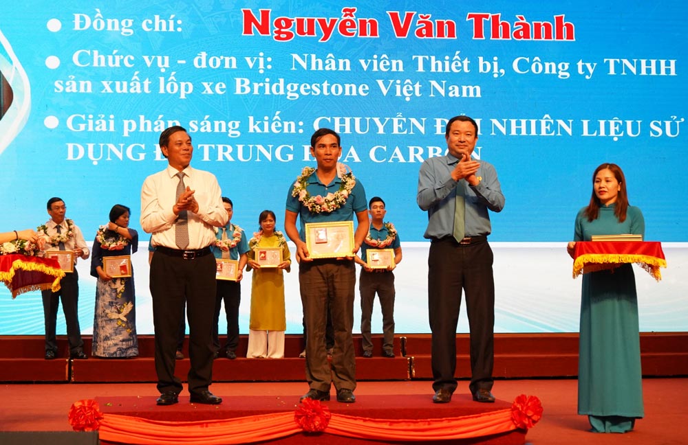 Mr. Nguyen Van Thanh was awarded the Creative Labor Certificate in 2023 by the Vietnam General Confederation of Labor for his green, environmentally friendly initiative. Photo: Mai Dung
