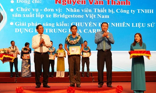 Anh Nguyễn Văn Thành được Tổng LĐLĐVN tặng Bằng Lao động sáng tạo năm 2023 nhờ sáng kiến xanh, thân thiện môi trường. Ảnh: Mai Dung