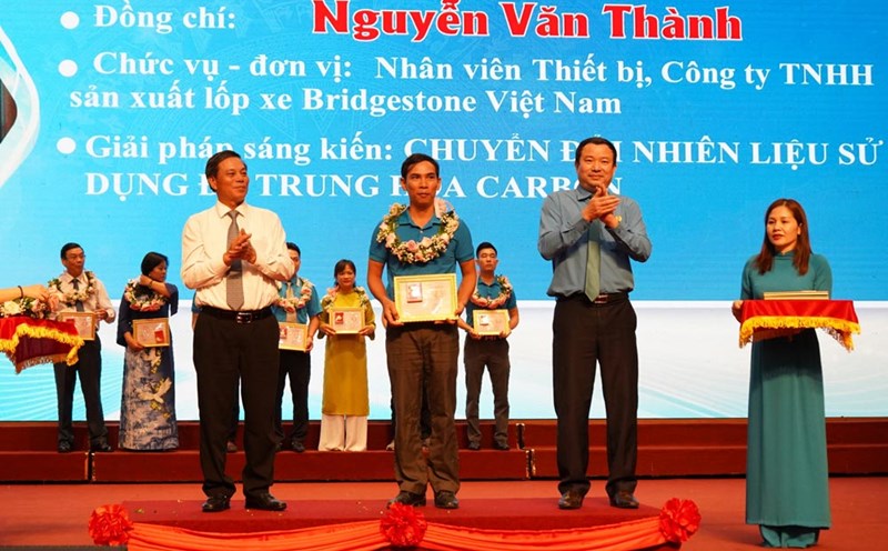 Mr. Nguyen Van Thanh was awarded the Creative Labor Certificate in 2023 by the Vietnam General Confederation of Labor for his green, environmentally friendly initiative. Photo: Mai Dung