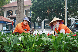 Workers are the vanguard in the environmental protection movement. Photo: Viet Anh