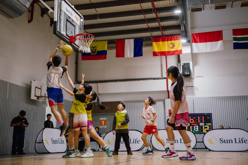 Sun Life Vietnam accompanies Saigon Heat to carry out a series of Basketball Festival - High Hoops programs for children from 8 to 15 years old. Photo: Provided by DN
