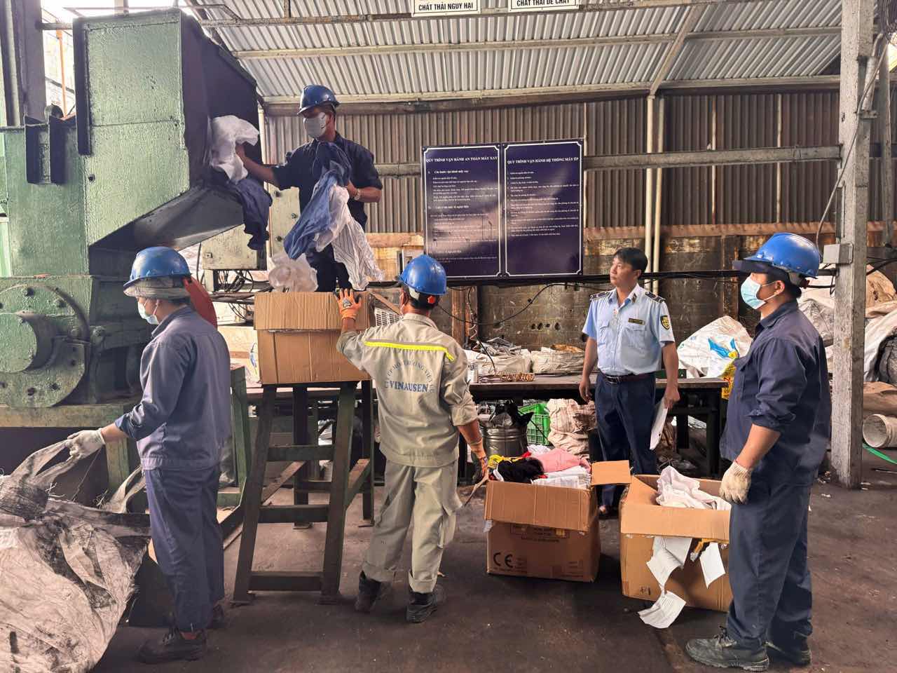 Hon 19.000 hang hoa vi pham bi tieu huy. Anh: Cuc Quan ly thi truong TPHCM.