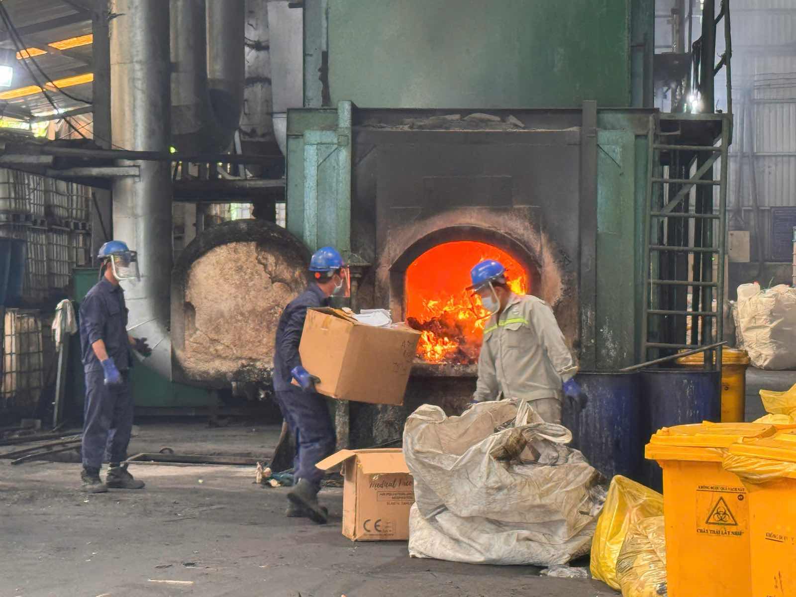 San pham bi tieu huy bang phuong phap dot trong lo dot hai cap. Anh: