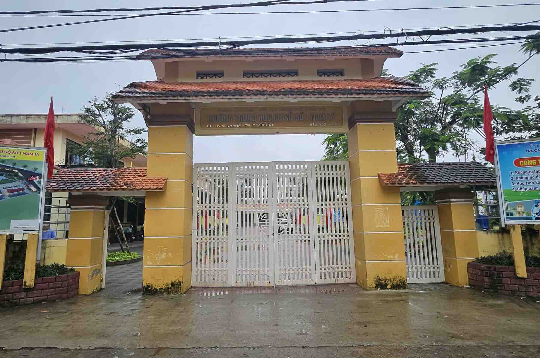 Authorities clarify the group of people who entered the school and grabbed a student's shirt. Photo: A. Hoang