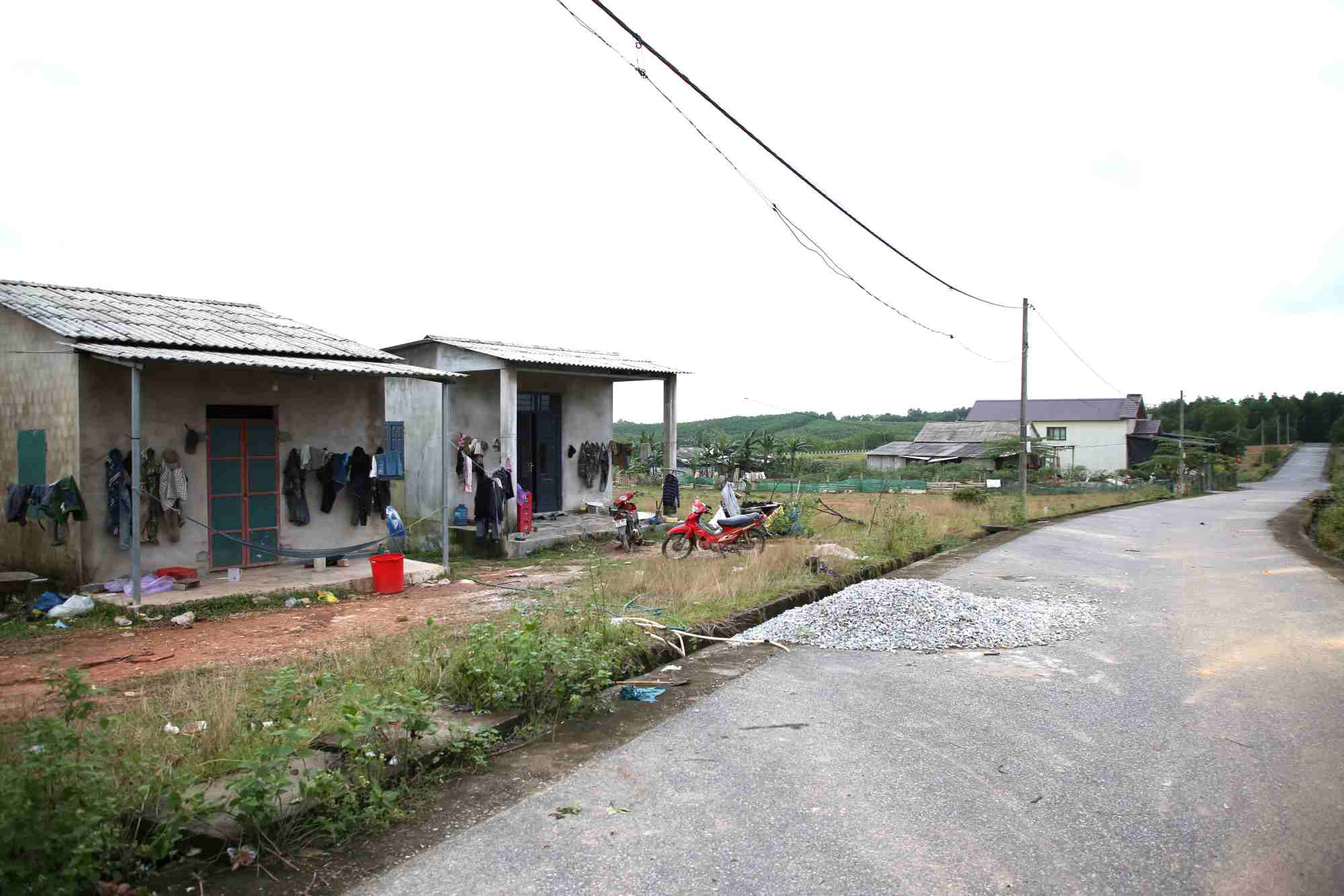 Cay Tram resettlement area has only 4 households building houses. Photo: Hung Tho
