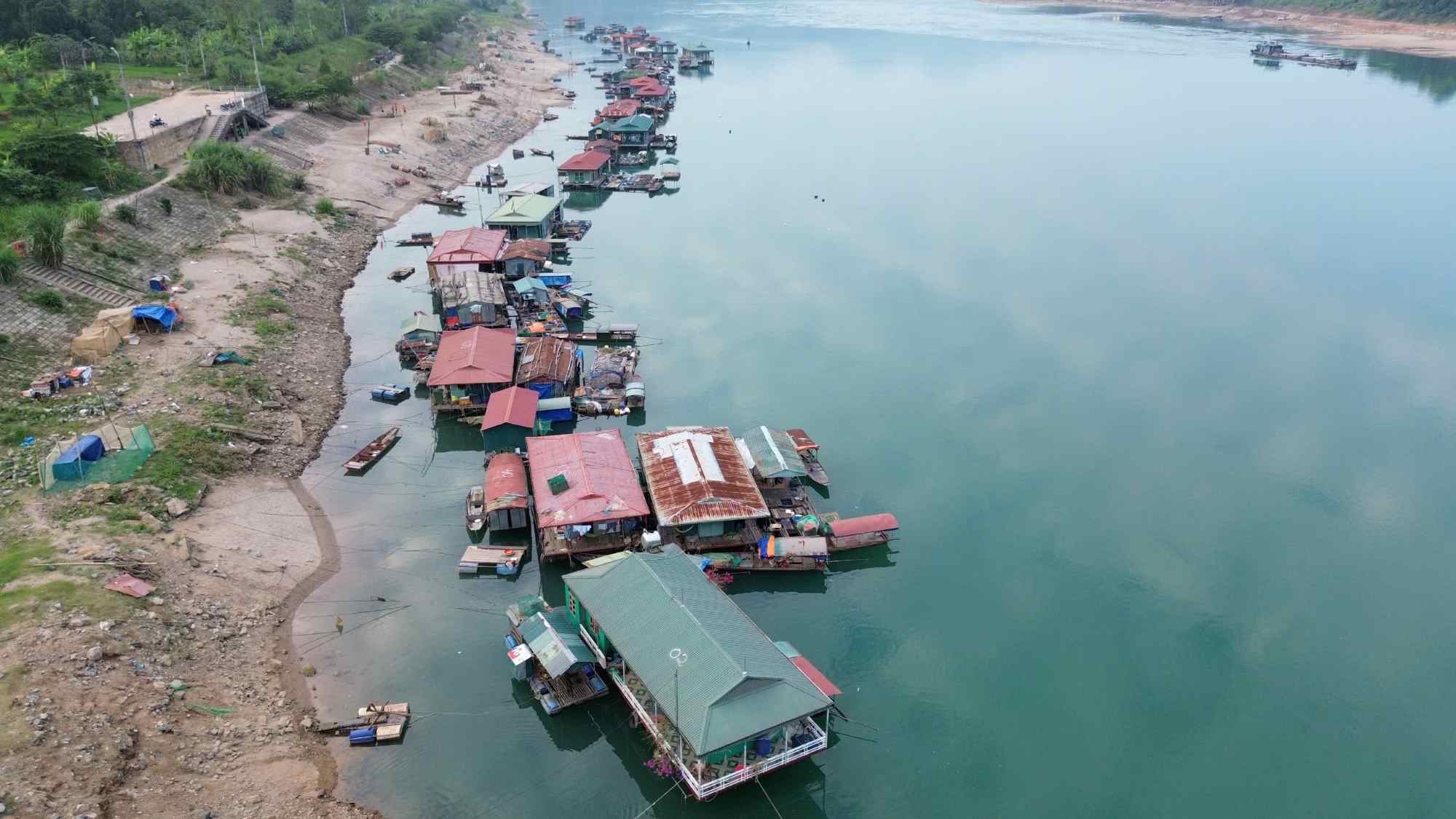 Panoramic view of the fishing village at the foot of Hoa Binh Hydropower Plant. Photo: Dang Tinh